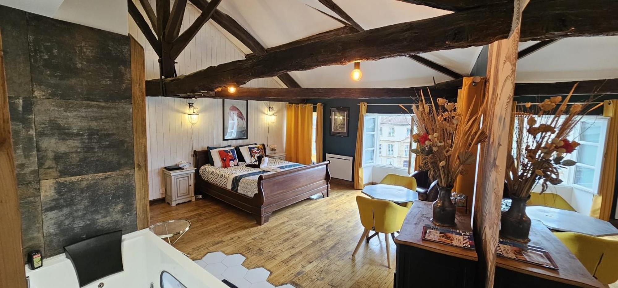 Suite Penthouse Romantique, Confolens, Charente Exterior photo